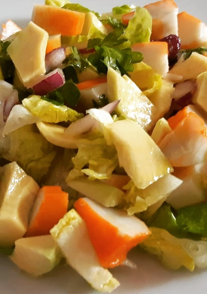 Una foto de Ensalada de aguacate y surimi