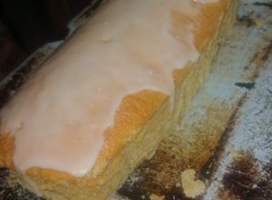 Una foto de Budín de limón con glaseado de limón