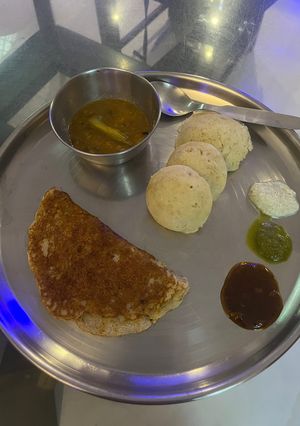 दस मिनट में सूजी डोसा इडली रेसिपी मुख्य फोटो