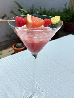 Una foto de Cóctel Cosmopolitan🍸🍓