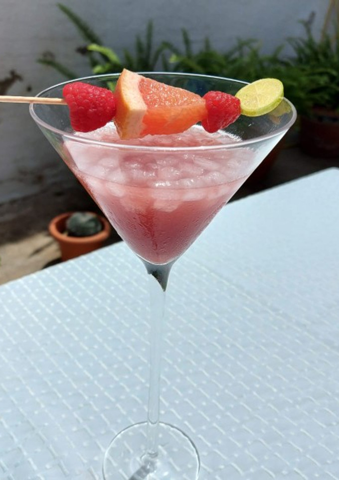 Una foto de Cóctel Cosmopolitan🍸🍓