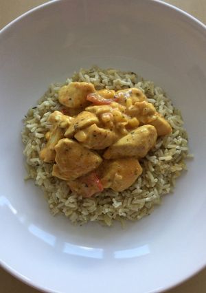 A picture of Chicken curry with brown rice.