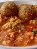 Huevos a la mexicana en caldo de albóndigas rellenas de queso