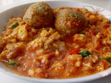 Huevos a la mexicana en caldo de albóndigas rellenas de queso