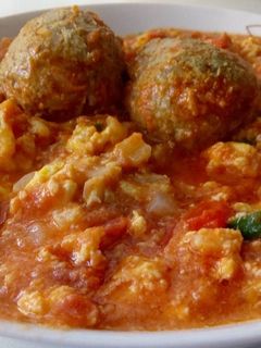 Una foto de Huevos a la mexicana en caldo de albóndigas rellenas de queso