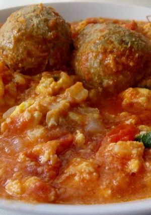 Una foto de Huevos a la mexicana en caldo de albóndigas rellenas de queso