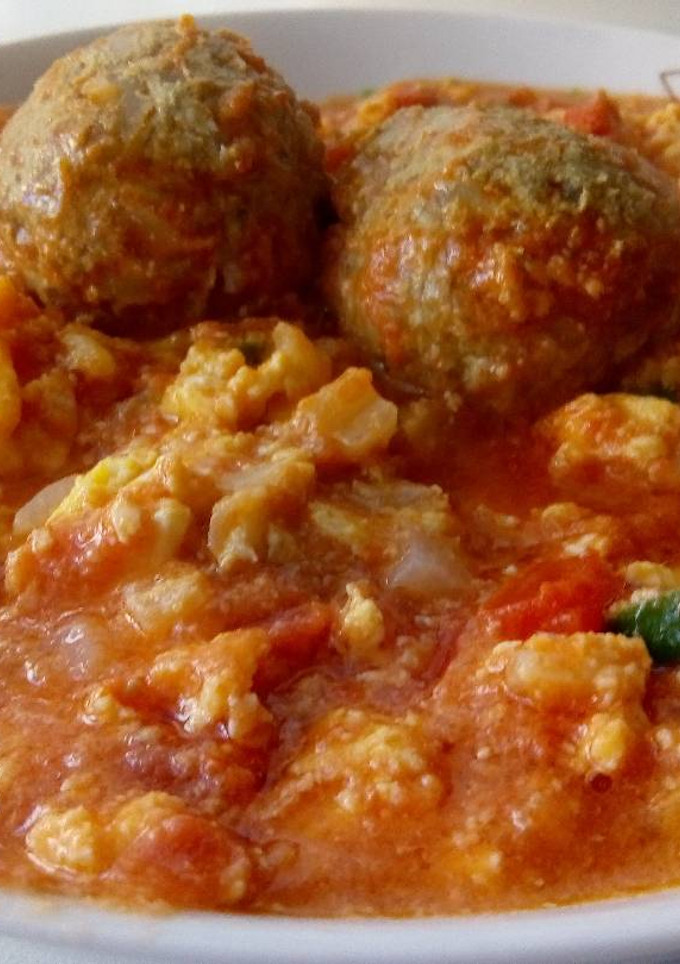 Una foto de Huevos a la mexicana en caldo de albóndigas rellenas de queso