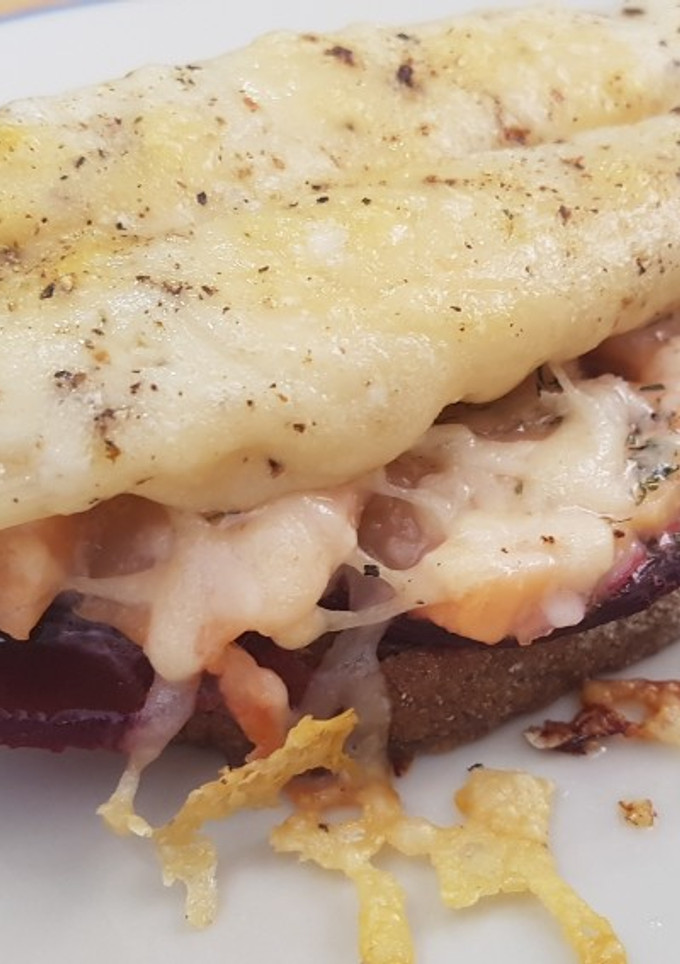 Una foto de Tosta gratinada