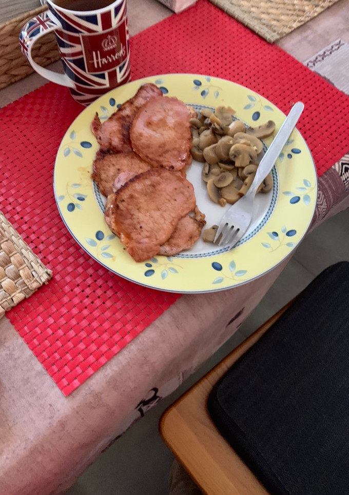 Una foto de Filetes a la plancha con champiñones/ filete a la plancha con huevos revueltos