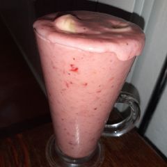 A picture of Strawberry Shake (Vegan)🍌🍌🍌🍌🍓🍓🍓🍓.