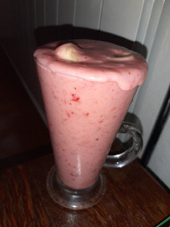 A picture of Strawberry Shake (Vegan)🍌🍌🍌🍌🍓🍓🍓🍓.