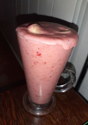 A picture of Strawberry Shake (Vegan)🍌🍌🍌🍌🍓🍓🍓🍓.
