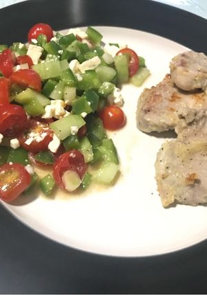 Egyszerű saláta feta sajttal recept fotója