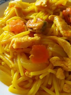 Una foto de Fideos con pollo y mejillones