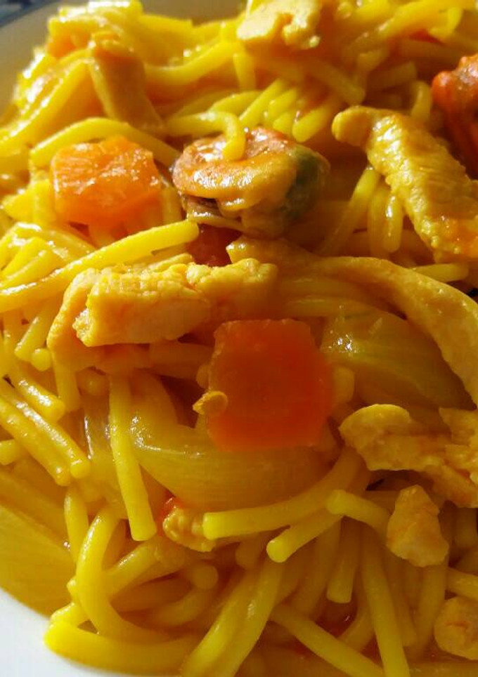 Una foto de Fideos con pollo y mejillones