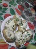 Papas rústicas rellenas con queso