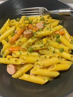 Zöldségragus virslis penne recept fotója