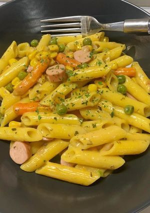 Zöldségragus virslis penne recept fotója