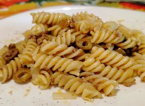 Foto di Fusilli con Tonno, Olive Verdi e Limone Grattugiato