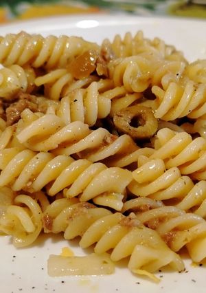 Foto di Fusilli con Tonno, Olive Verdi e Limone Grattugiato