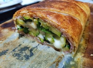 Foto di Rotolo ripieno di zucchine prosciutto cotto e fontina