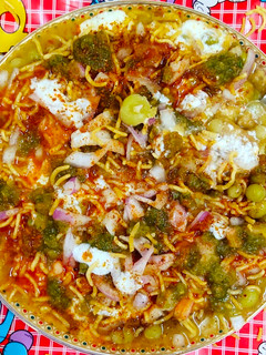 आलू टिक्की मटर चाट(Aloo tikki matar chaat recipe in hindi) रेसिपी मुख्य फोटो