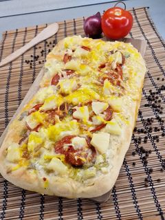 Szalámis-ananászos pizza (vegán) recept fotója