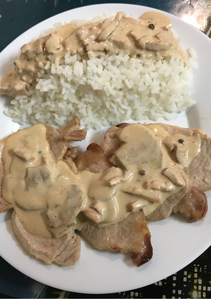 Una foto de Lomo fresco y arroz blanco con salsa inventada