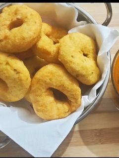 उडीद वडा/ सांबार वडा (udid sambar vada recipe in marathi) रेसिपी चे मुख्य फोटो 