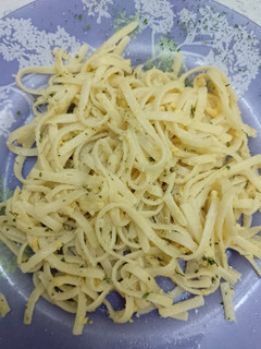 Una foto de Espaguetis con parmesano y huevo
