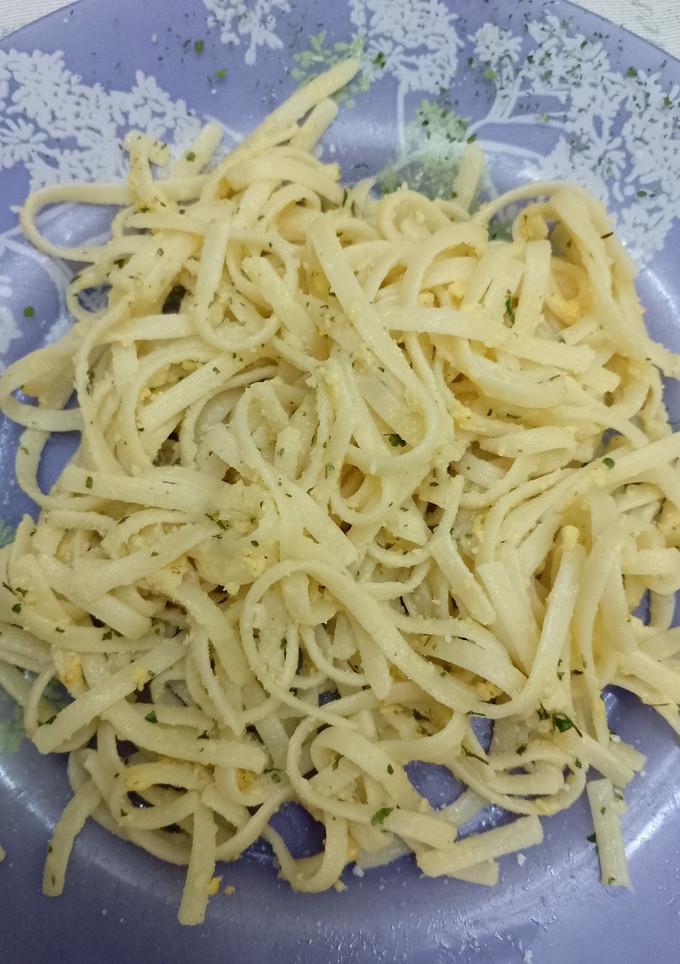 Una foto de Espaguetis con parmesano y huevo