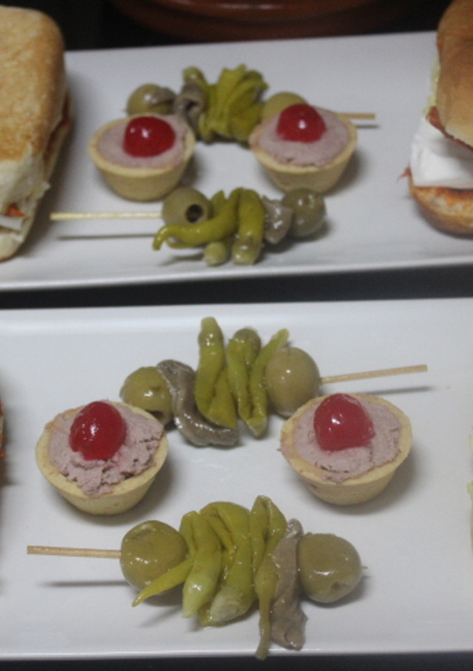 Una foto de Panecillos con sobrasada y queso fresco
