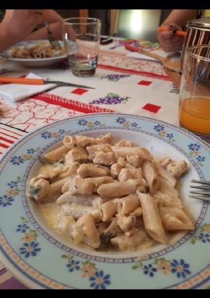 Una foto de Fideos con crema al roquefort con trocitos de pollo 😉😋