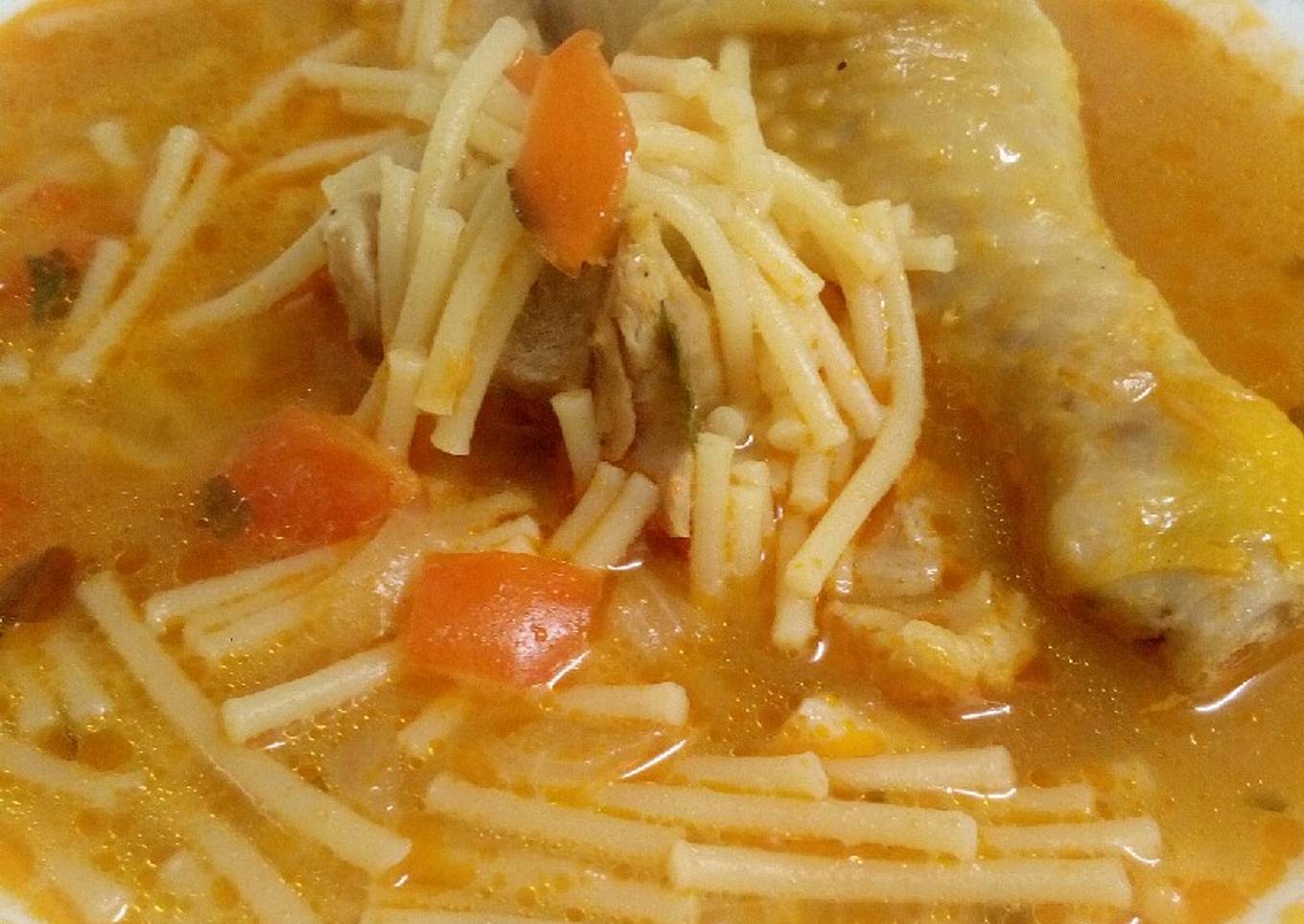 Sopa de fideos con pollo