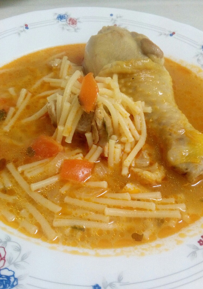 Una foto de Sopa de fideos con pollo