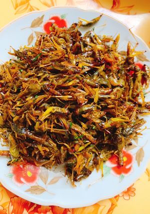 Hình của món Châu chấu rang lá chanh.