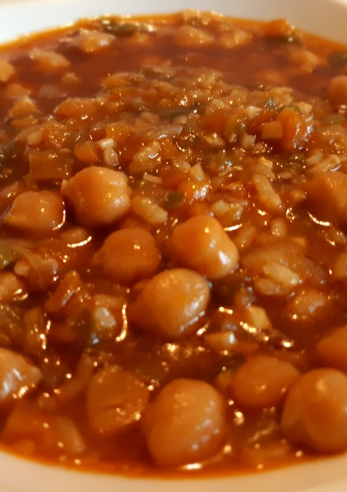 Una foto de Potaje vegano de garbanzos y arroz