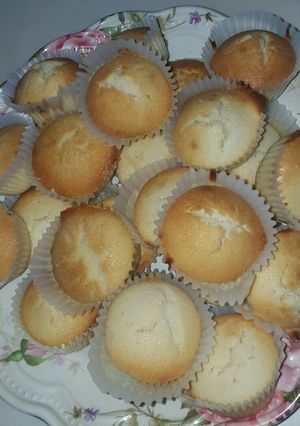 A picture of Vanilla cupcakes.