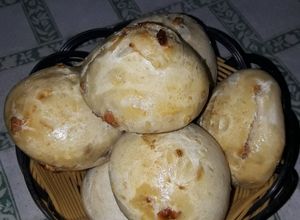 Una foto de Pancitos de masa madre con chicharrones