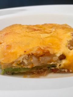 Una foto de Pastel de verduras y bacon con puré de patatas y queso gratinado