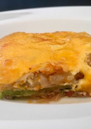 Foto principal de Pastel de verduras y bacon con puré de patatas y queso gratinado