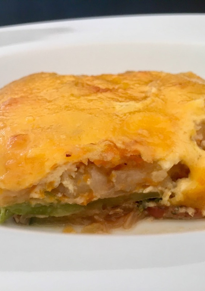 Una foto de Pastel de verduras y bacon con puré de patatas y queso gratinado