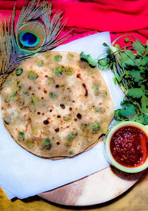 मटर पराठा (Matar paratha recipe in hindi) रेसिपी मुख्य फोटो