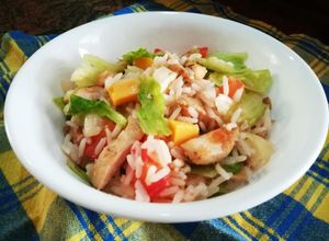Una foto de Ensalada con Pollo, Arroz y Quesos