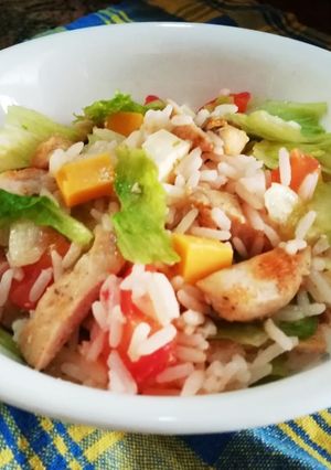 Una foto de Ensalada con Pollo, Arroz y Quesos