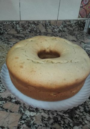 Una foto de Torta de vainillas rellena de duraznos en almíbar