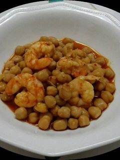 Una foto de Garbanzos con langostinos