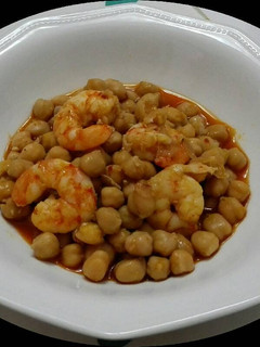 Una foto de Garbanzos con langostinos