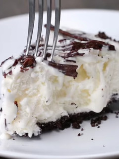 A picture of Cookies and ice cream pie.