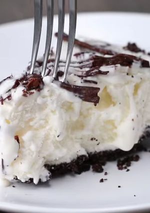 A picture of Cookies and ice cream pie.